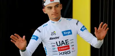 Isaac del Toro consuela a niño que rompe en llanto en el Tour de Francia