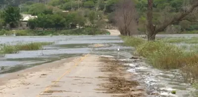 Laguna de Metztitlán cubre carretera en Hidalgo tras fuertes lluvias