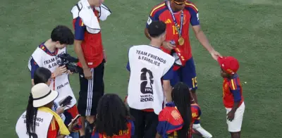 Lamine Yamal celebra título mundial con su hermano Keyne en emotivo festejo