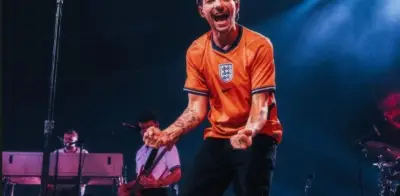 Louis Tomlinson genera polémica al incitar abucheos contra México en pleno concierto