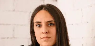Lucía Solla lleva el maltrato psicológico a la literatura en 'Comerás flores'