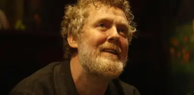 Muere Glen Hansard: el cantante de 'Once' fallece en accidente de moto a los 56 años