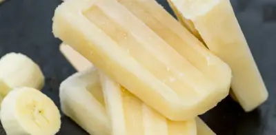Paletas heladas de yogurt y plátano: receta saludable y baja en azúcar para vacaciones