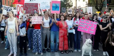 Policía albanesa reprime protesta contra resort de los Trump