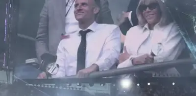 Presidente de Francia, Emmanuel Macron, y Brigitte sorprenden en concierto de BTS