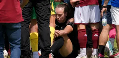 Árbitra sufre conmoción cerebral al separar pelea en partido amistoso