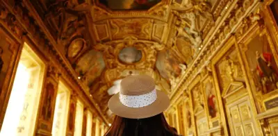Reabre Galería Apolo del Louvre tras robo de joyas de la corona francesa