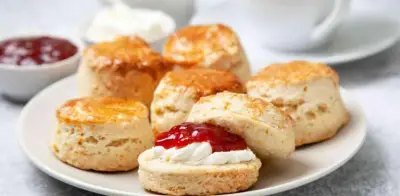 Receta de scones ingleses esponjosos con crema y mermelada para el desayuno o té