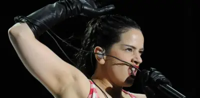 Rosalía revela sexo de bebé de una fan durante concierto en Bogotá