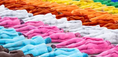 Spencer Tunick forma bandera LGBTQ+ con 500 desnudos en Las Palmas