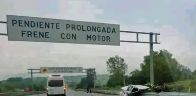 Tragedia en México-Querétaro: barra de contención atraviesa auto; 2 muertos