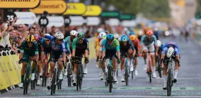 Van der Poel gana en los Campos Elíseos en un sprint milimétrico ante Pogacar
