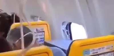 Ventanilla de avión se rompe en pleno vuelo y casi succiona a un pasajero en Ryanair