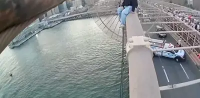 Video: Policías de NY rescatan a mujer que amenazaba con saltar del puente de Brooklyn