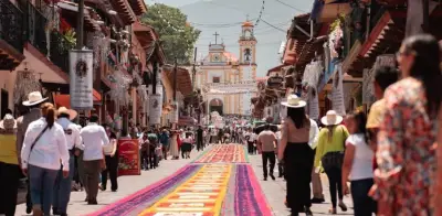 Xico transforma sus calles con alfombra de aserrín de más de un kilómetro