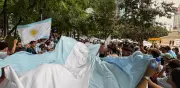 Aficionados argentinos pintan de albiceleste el Ángel de la Independencia