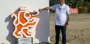 Andrés Mijes instala antimonumento en Carretera Interserrana por corrupción