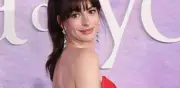 Anne Hathaway se burla de usar vestido al revés durante promoción de The Odyssey