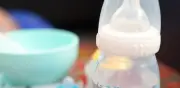 ¿Bebés necesitan agua si hace calor? Esto dicen expertos sobre lactancia