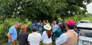 Bloquean carretera Córdoba-Atoyac por contaminación de alcoholera en Veracruz