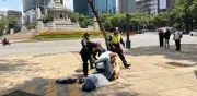 Bolero y comerciante se enfrentan a golpes en el Ángel de la Independencia