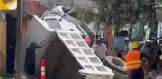 Camión cargado de arena queda atrapado en socavón en Puebla