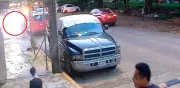 Camioneta invade banqueta y casi atropella a familia con menores en Veracruz