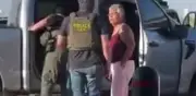 Captan a agentes de ICE deteniendo a abuelita nativa por 'parecer migrante'