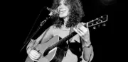 Carly Simon revela Parkinson y nuevo álbum 'Comes in Waves'