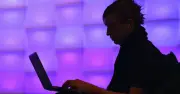 China regula novios virtuales con IA para evitar dependencia emocional
