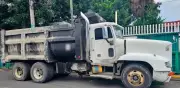 Choque de camión contra mototaxi en Iztapalapa deja a joven con fractura