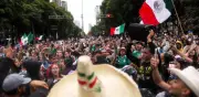Cientos se reúnen en Ángel de la Independencia para agradecer a la Selección Mexicana
