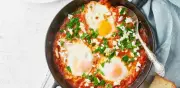Cómo hacer huevos ahogados en salsa roja: receta tradicional mexicana