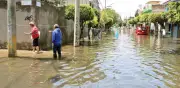 Colapsa drenaje y falta agua en Neza por obra mal ejecutada; vecinos denuncian abandono