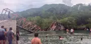 Colapsa puente peatonal en playa de Colima; dos lesionados leves