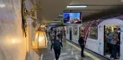 Colectivo trans vandaliza candelabros y faroles del Metro Hidalgo y Bellas Artes
