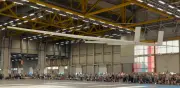 De las aulas al Guinness: el colosal avión de papel italiano que rompió un récord