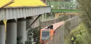 Detienen a hombre que ingresó a vías del Metro Línea B; servicio se detuvo