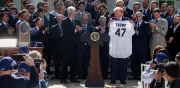 Dodgers visitan a Trump en la Casa Blanca pese a protestas de afición latina