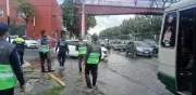 Dos fugas de agua complican circulación en Calzada Ermita Iztapalapa