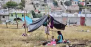 El 'suelo pegajoso' de la pobreza en México: 78% no escapa