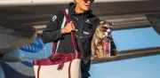 Erling Haaland llega a Noruega con un mapache disecado tras el Mundial