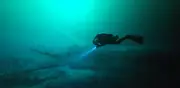 Hallan restos de mujer maya y vasijas en cenote Yaakun, Quintana Roo