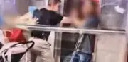 Hombre golpea a abuelitos por usar elevador en Barcelona; video viral