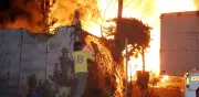 Incendio en tarimera arrasa 11 autos en Apodaca, NL; no hay heridos