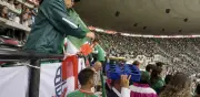 Insólita maniobra: aficionado toma cerveza gratis con bandera en el Estadio Ciudad de México