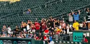 Insólito: mascota en patín atropella al mexicano Alek Thomas en juego de Triple A