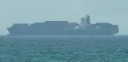 Irán cierra estrecho de Ormuz y ataca vecinos tras bombardeos de EU