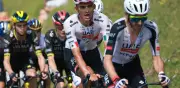 Isaac del Toro celebra su tercer lugar en el Tour de Francia tras brillar en el Tourmalet