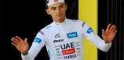 Isaac del Toro consuela a niño que rompe en llanto en el Tour de Francia